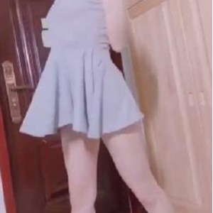 网红咚小姐热舞精选：大长腿着装JK学生服装，养眼妖娆互动！